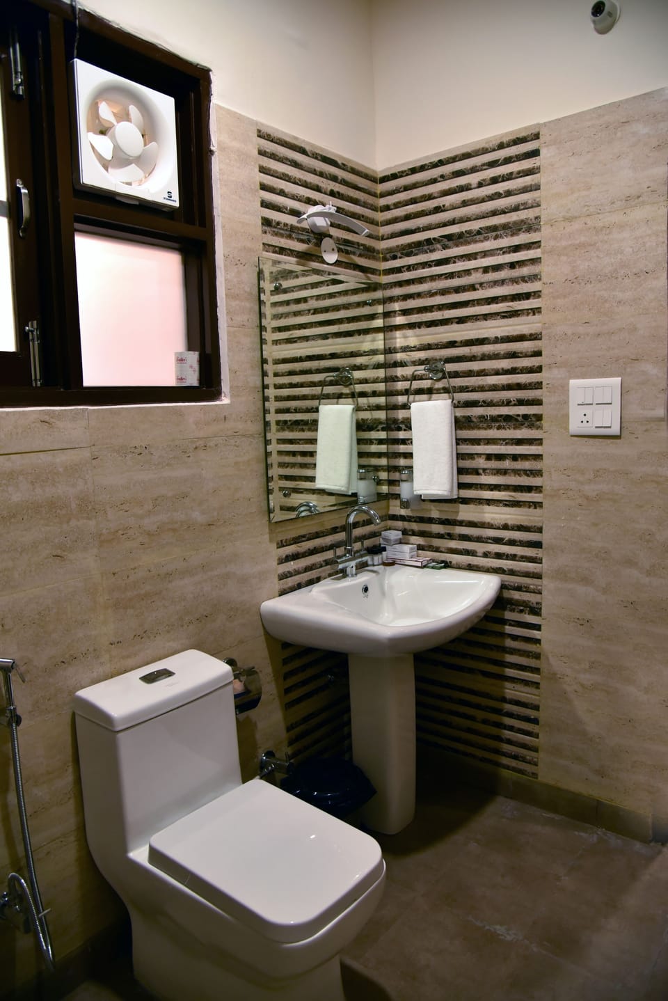 Deluxe Non Ac Room | Bathroom | Free toiletries, towels