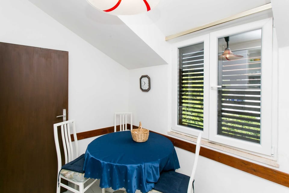 Apartment (One Bedroom Apartment) | Dining room