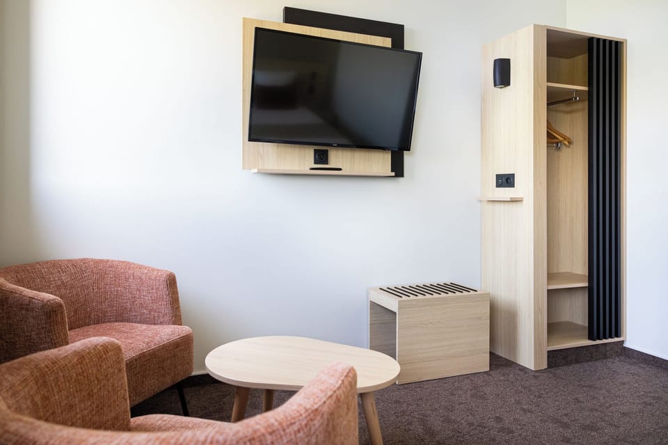 Premium Room | Soundproofing, free cribs/infant beds, free WiFi, bed sheets