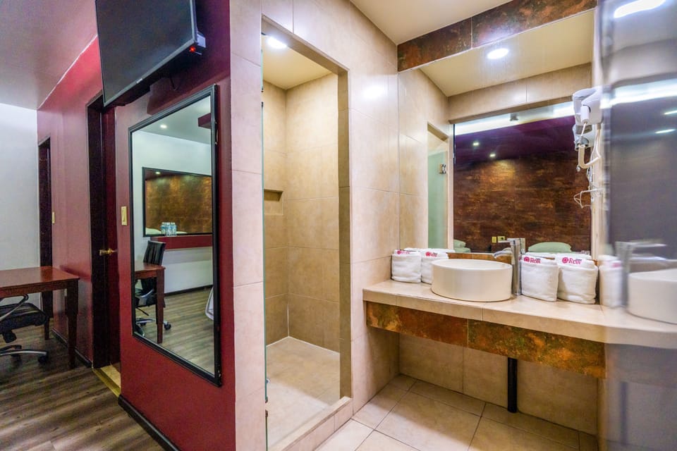 Comfort Suite | Bathroom | Shower, free toiletries, hair dryer, towels