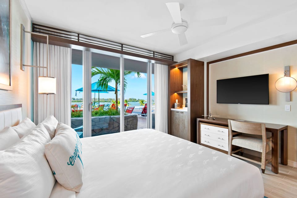 Deluxe Room, 1 King Bed, Poolside | Egyptian cotton sheets, premium bedding, pillowtop beds, in-room safe