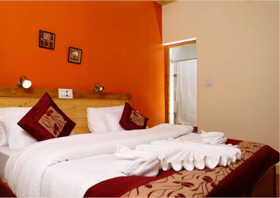 Deluxe Room | Hypo-allergenic bedding available, desk, iron/ironing board, bed sheets