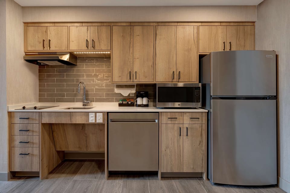 Full-size fridge, microwave, stovetop, dishwasher