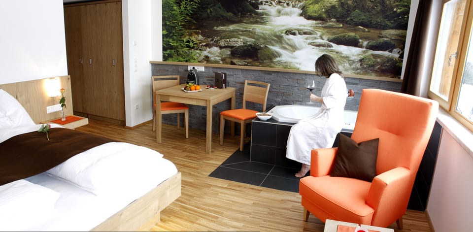 Romantic Room (Water) | Hypo-allergenic bedding, in-room safe, free WiFi, bed sheets