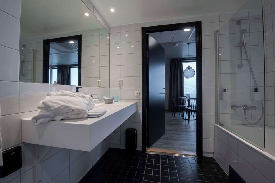 Junior Suite | Premium bedding, minibar, desk, blackout drapes