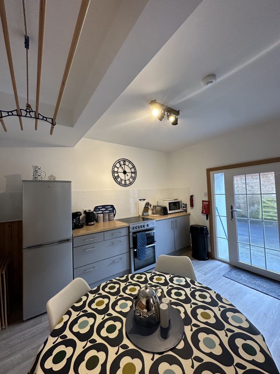 Cottage | Private kitchen | Fridge, microwave, oven, stovetop