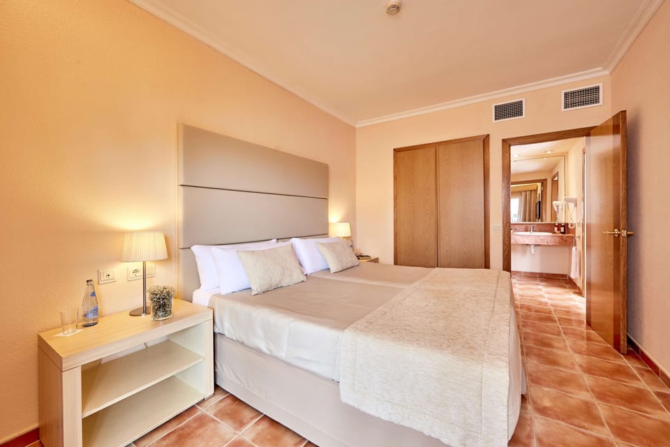1 bedroom, premium bedding, in-room safe, desk