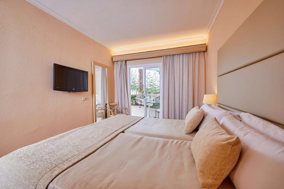 1 bedroom, premium bedding, in-room safe, desk