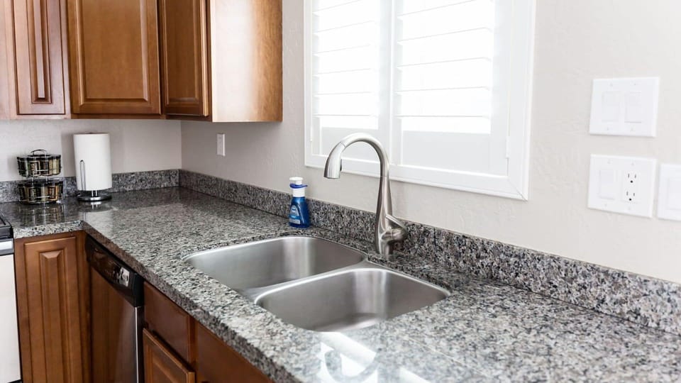 Studio (2 Bedrooms) | Private kitchen | Microwave, oven