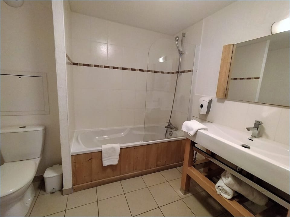 Family Room | Bathroom | Free toiletries, hair dryer, towels