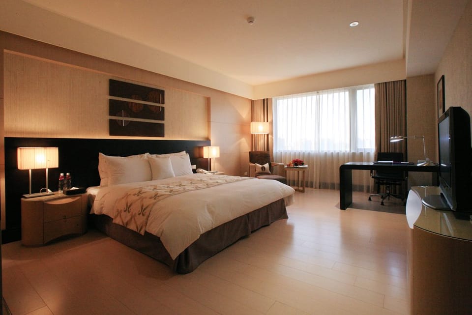 Executive Room | Down comforters, pillowtop beds, minibar, in-room safe