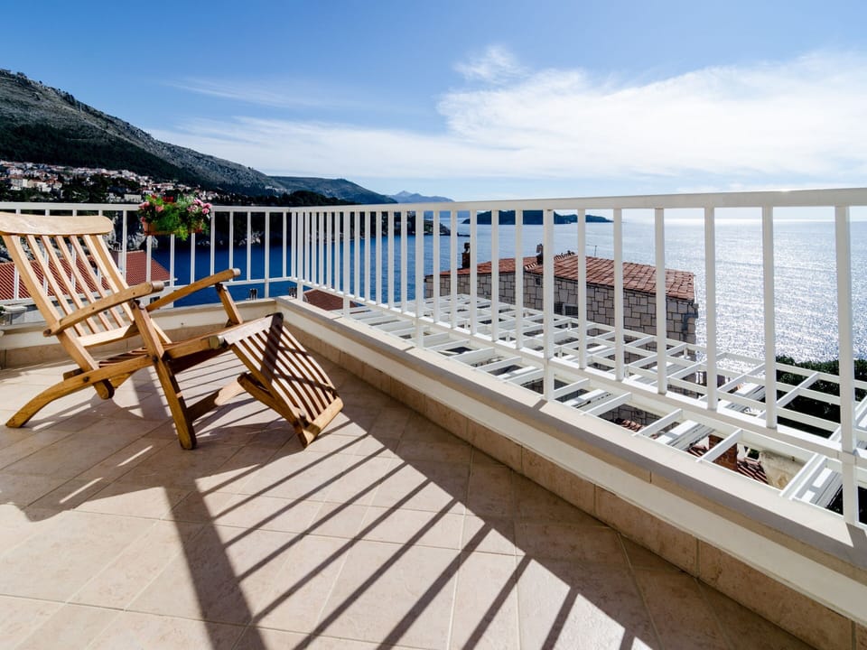 Apartment (Three-Bedroom Apartment) | Balcony