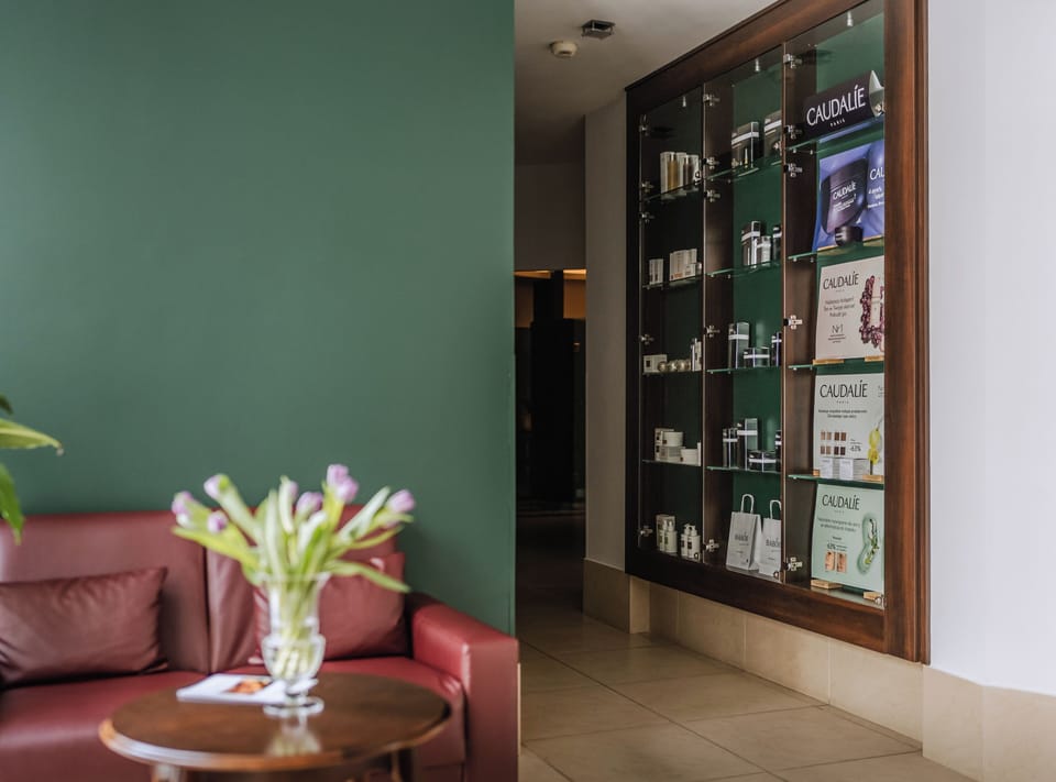 Couples treatment rooms, hot tub, steam room, Turkish bath