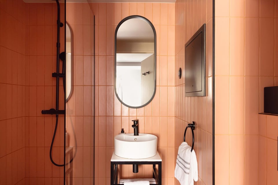 Cozy | Bathroom | Shower, free toiletries, hair dryer, towels