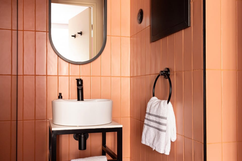Cozy | Bathroom | Shower, free toiletries, hair dryer, towels