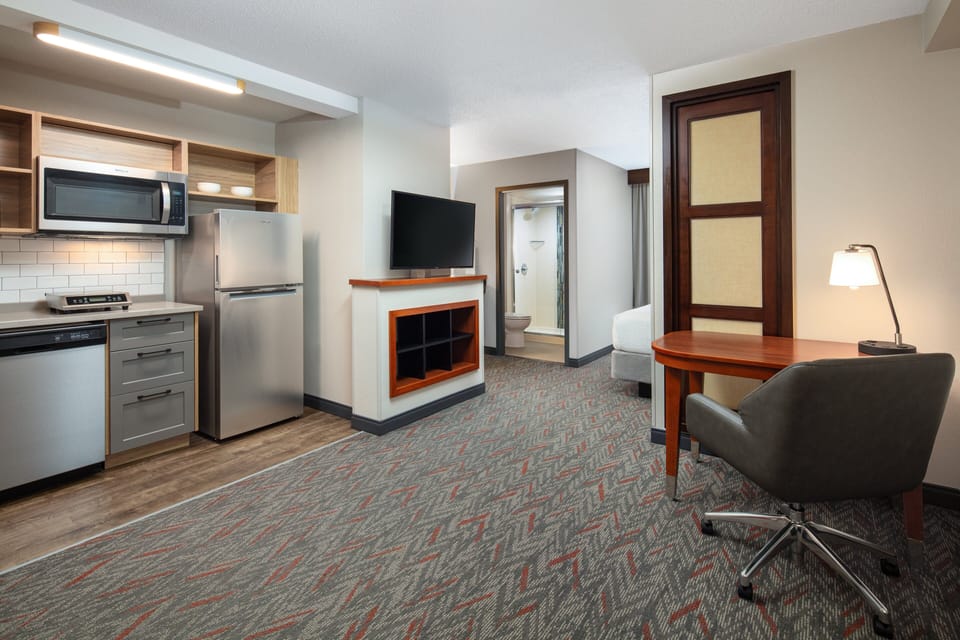 Premium bedding, down comforters, in-room safe, desk