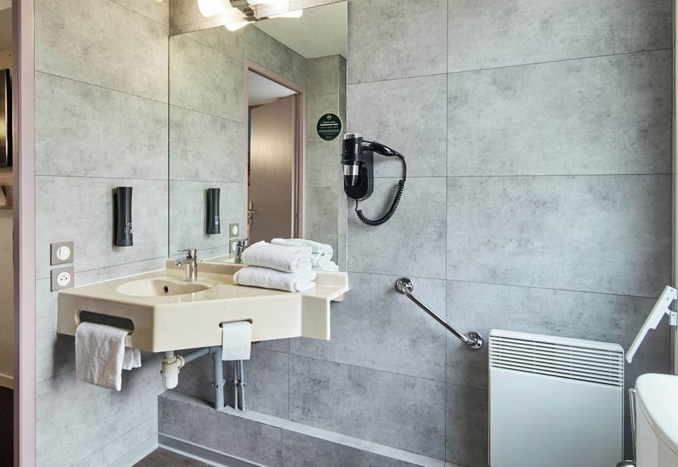Double Room, Mobility Accessible | Bathroom | Shower, hair dryer, towels