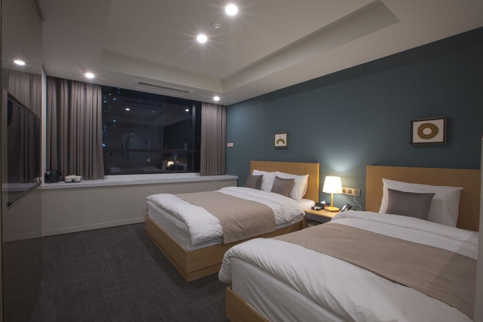 Premier Deluxe Twin Room (1 Spa ticket 1Person 1Night Max 2 ppl) | Premium bedding, down comforters, minibar, laptop workspace