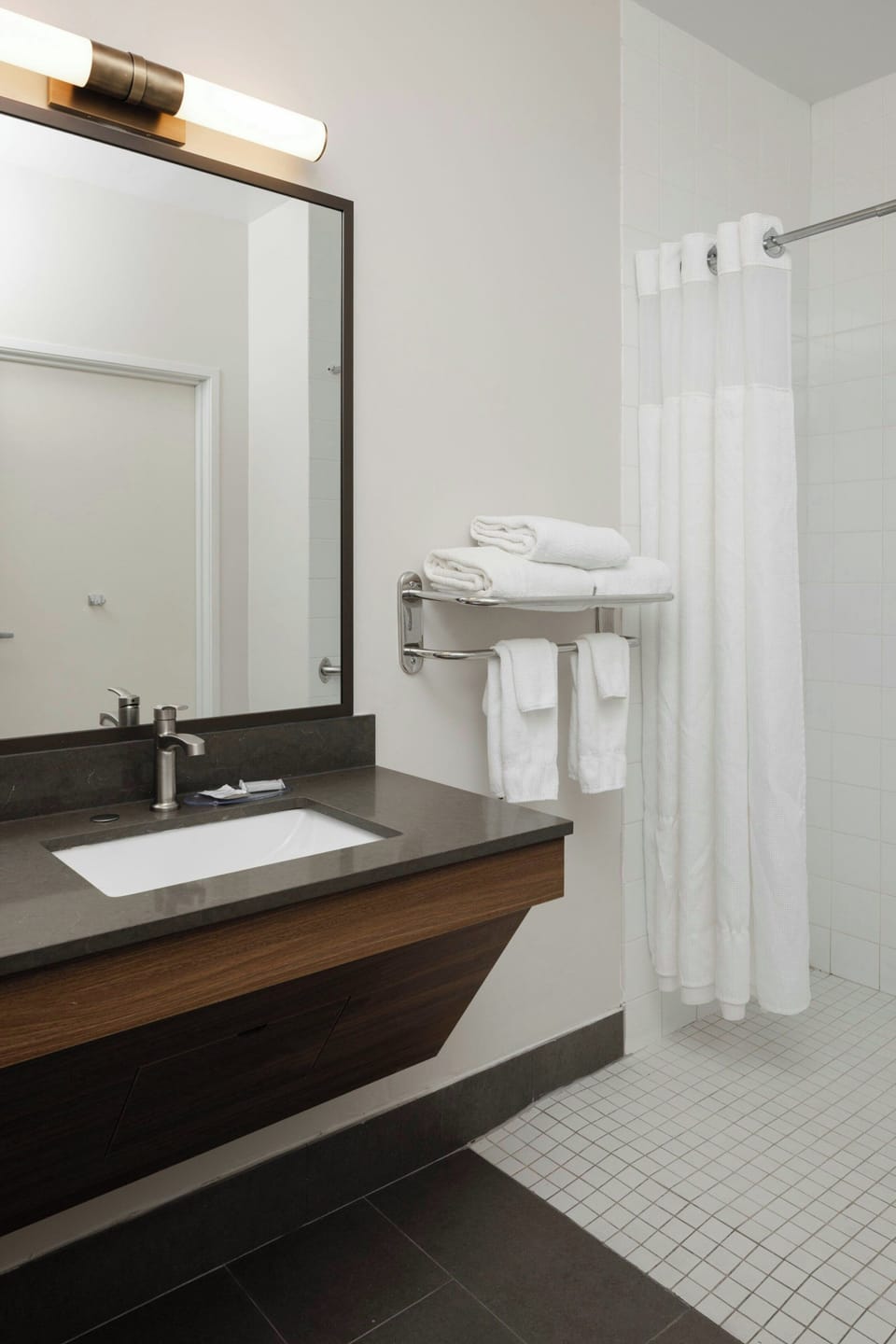 Combined shower/tub, free toiletries, hair dryer, towels