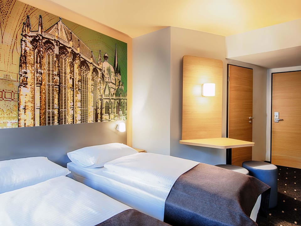Twin Room | Desk, free WiFi, bed sheets