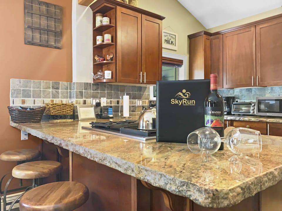 House, 3 Bedrooms | Private kitchen | Fridge, microwave, oven, stovetop