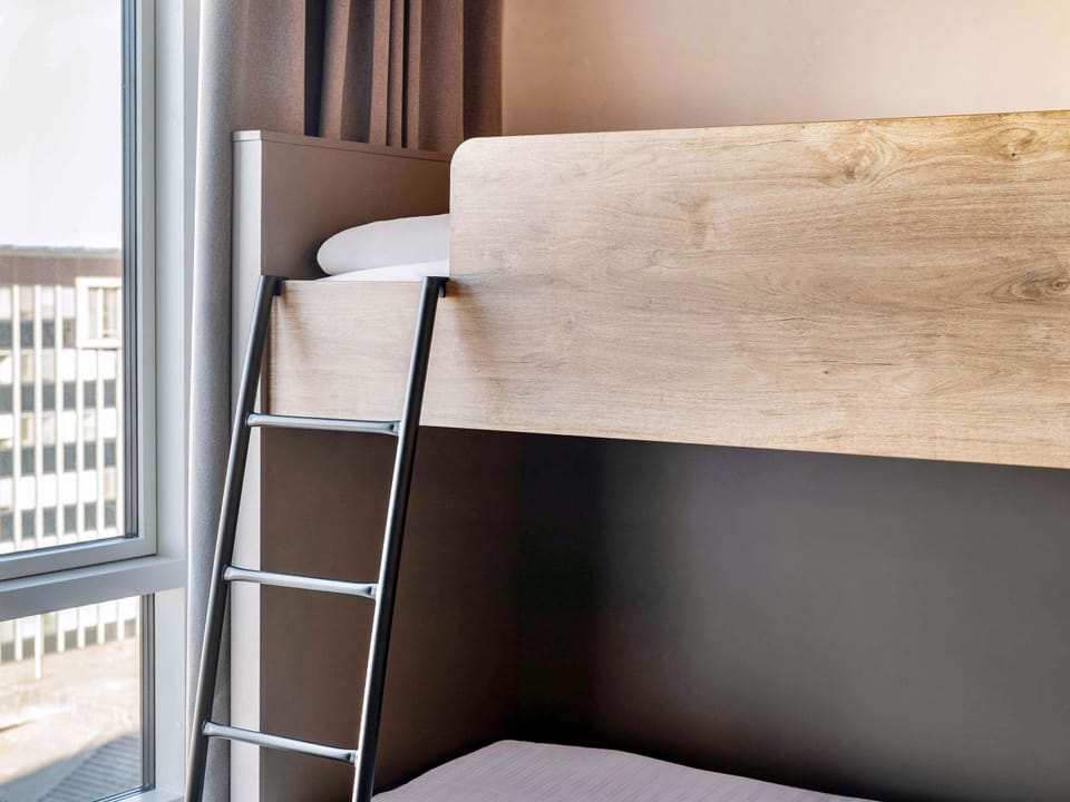 Desk, soundproofing, WiFi (free), bed sheets