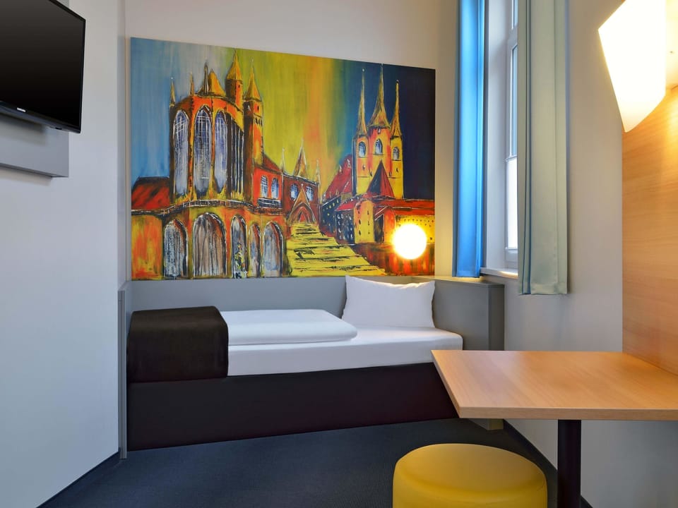 Desk, soundproofing, WiFi (free), bed sheets