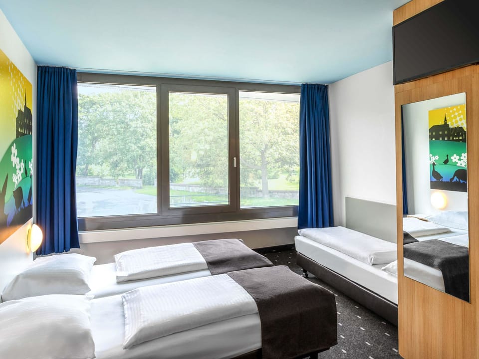 Triple Room | Desk, WiFi (free), bed sheets