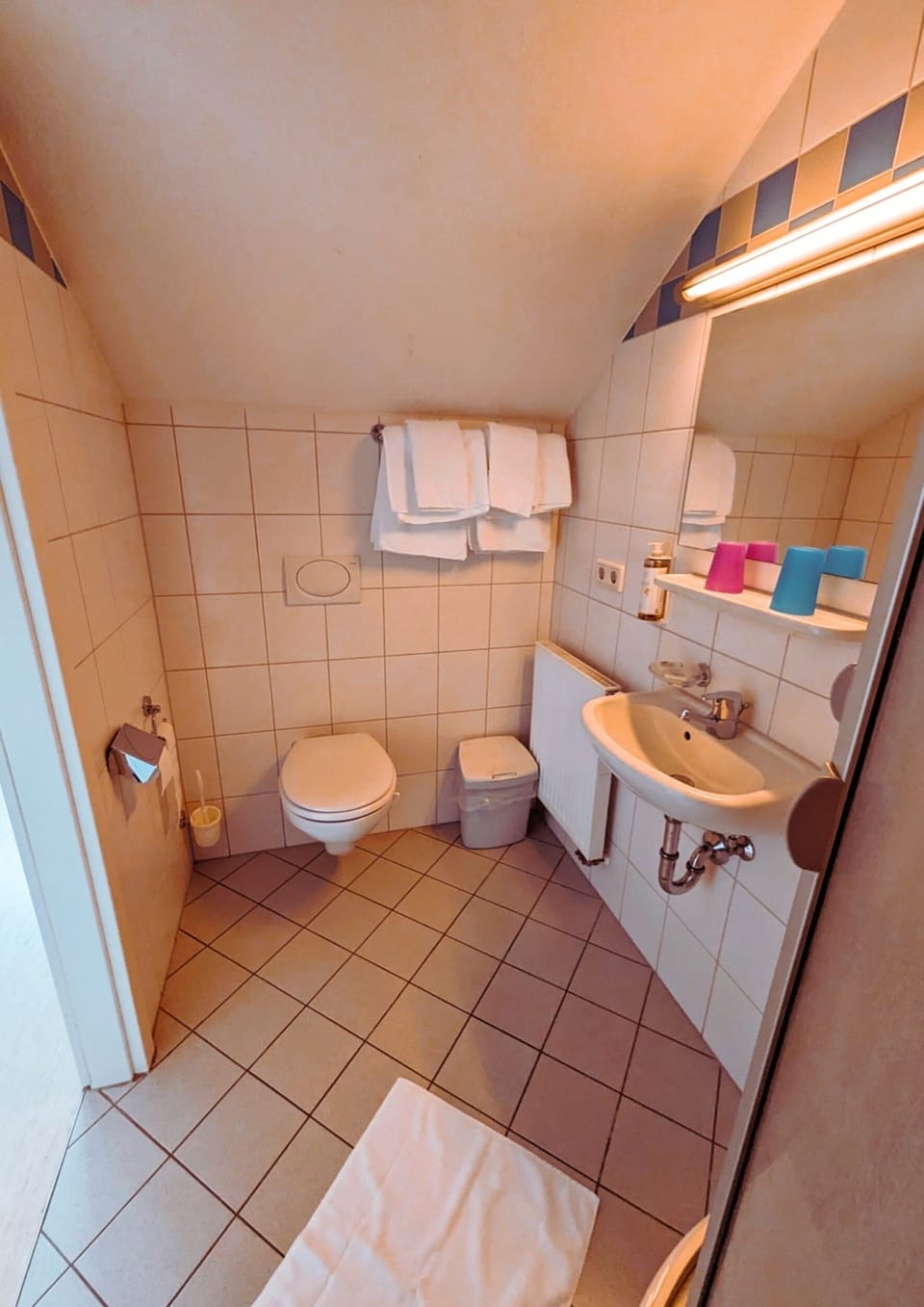 Basic Double Room, Private Bathroom, Courtyard View | Bathroom