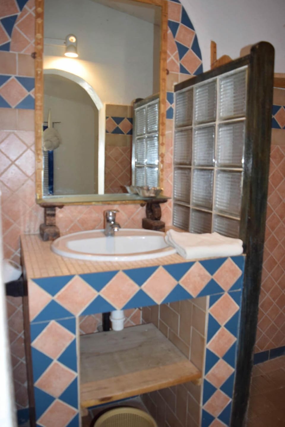 Bathroom sink