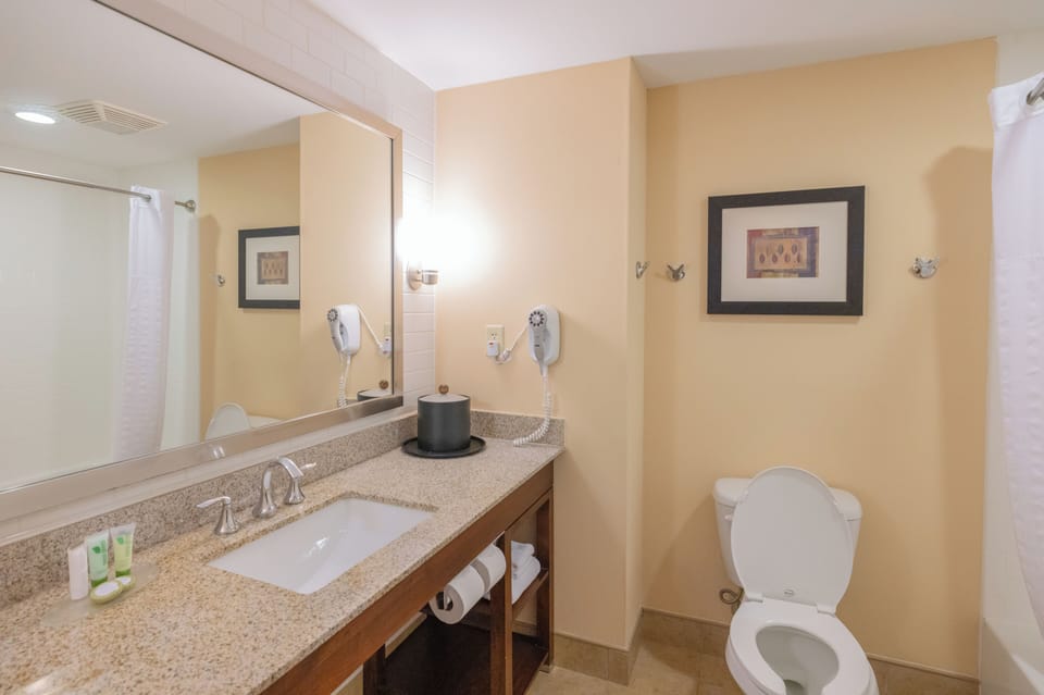 PLAYER'S INN Whirlpool King | Bathroom | Shower, free toiletries, hair dryer, towels