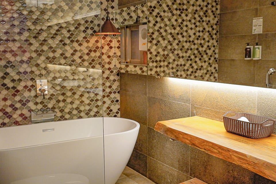 Senior Quadruple Room | Bathroom | Shower, free toiletries, hair dryer, slippers