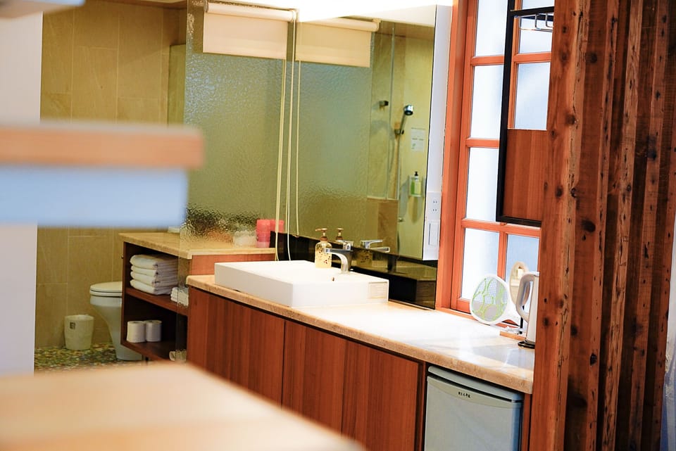Superior Quadruple Room | Bathroom | Shower, free toiletries, hair dryer, slippers