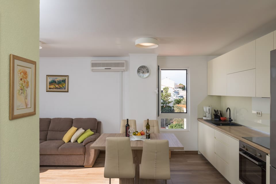 Apartment (Two Bedroom Apartment) | Dining room