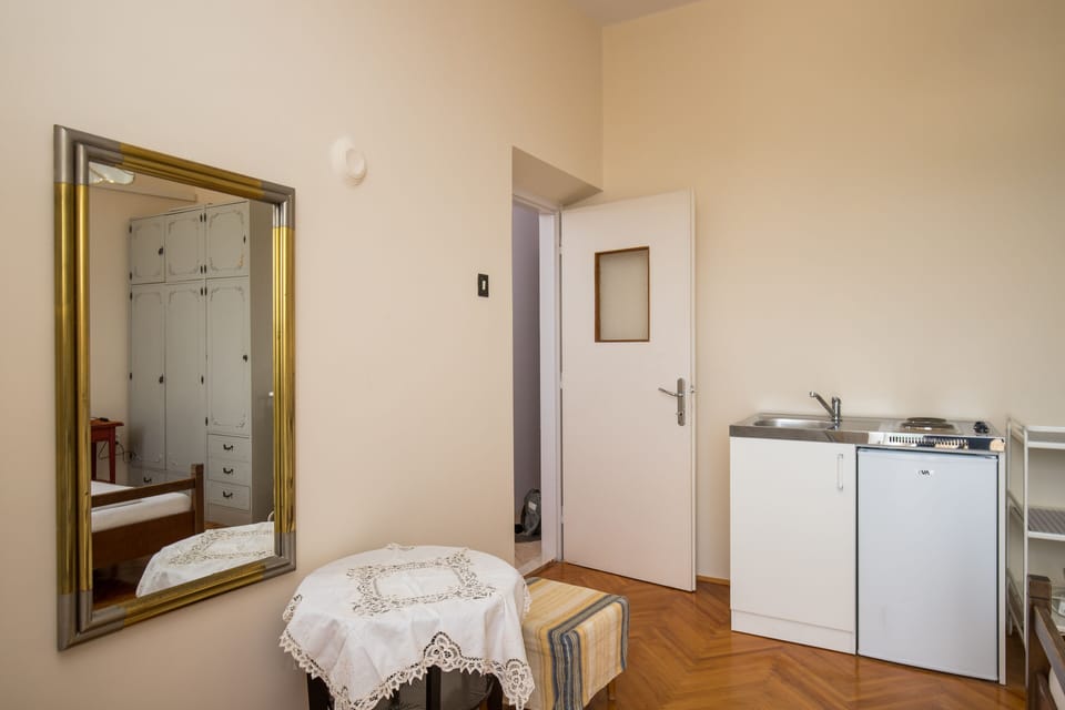 Studio (Studio Apartment) | Private kitchenette | Fridge