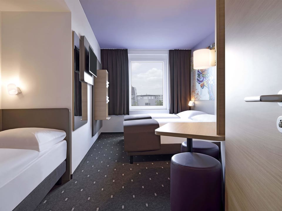 Triple Room | Hypo-allergenic bedding available, desk, WiFi (free), bed sheets