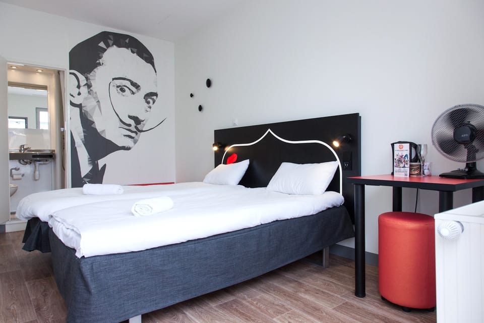 Iron/ironing board, free WiFi, bed sheets