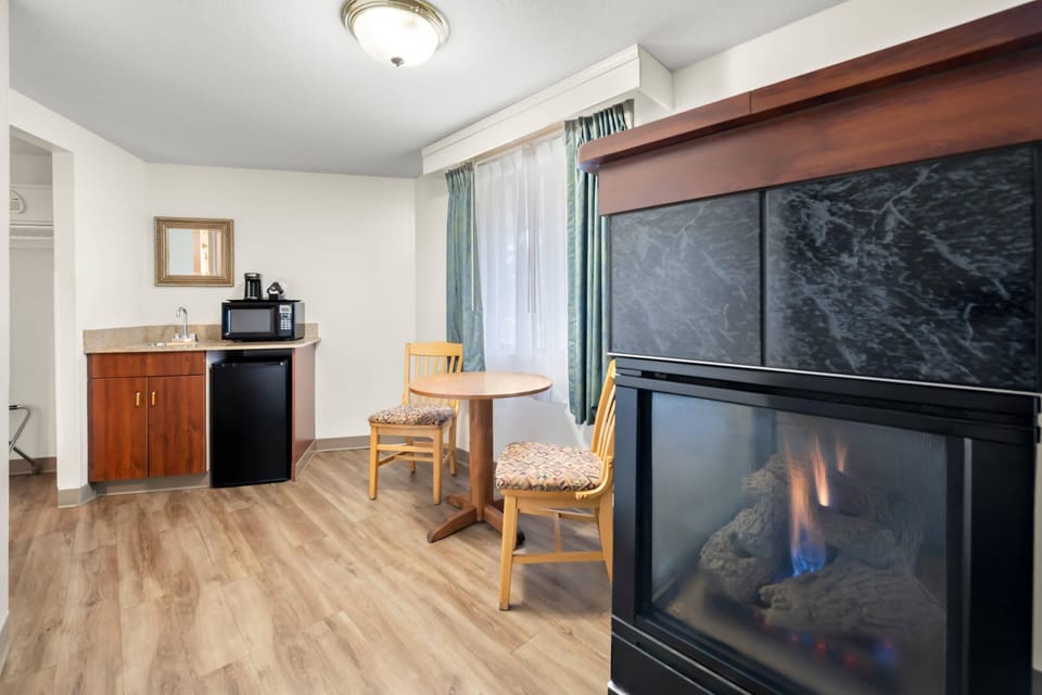 Suite, 1 King Bed with Sofa bed, Accessible, Non Smoking | In-room safe, laptop workspace, blackout drapes, iron/ironing board