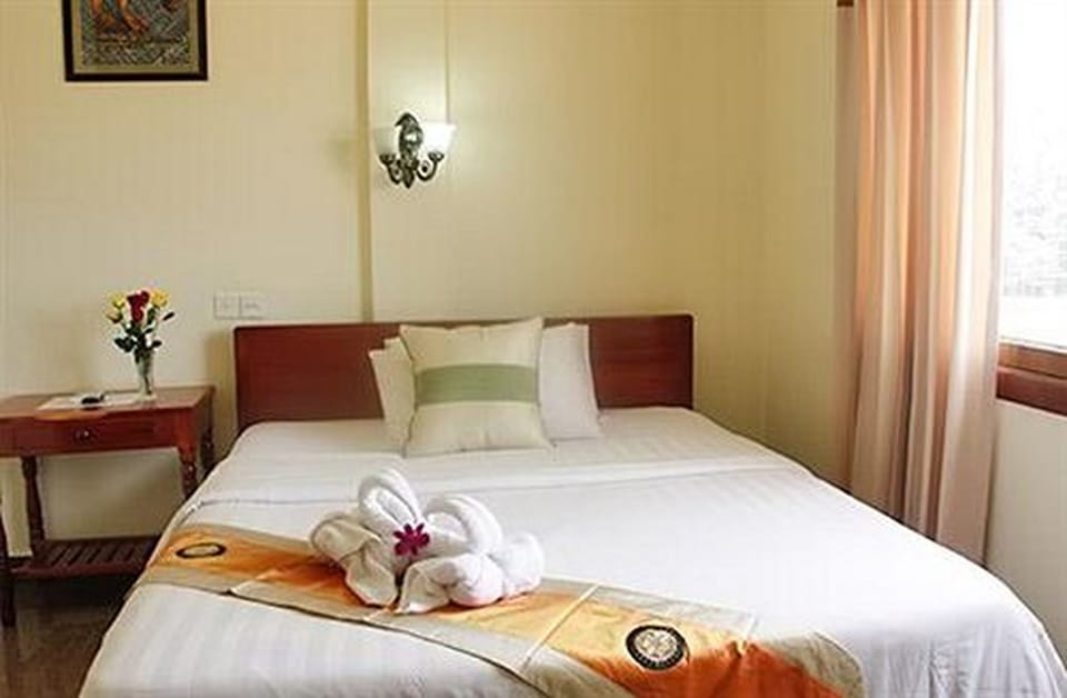Deluxe Double Room | Minibar, individually decorated, individually furnished, desk