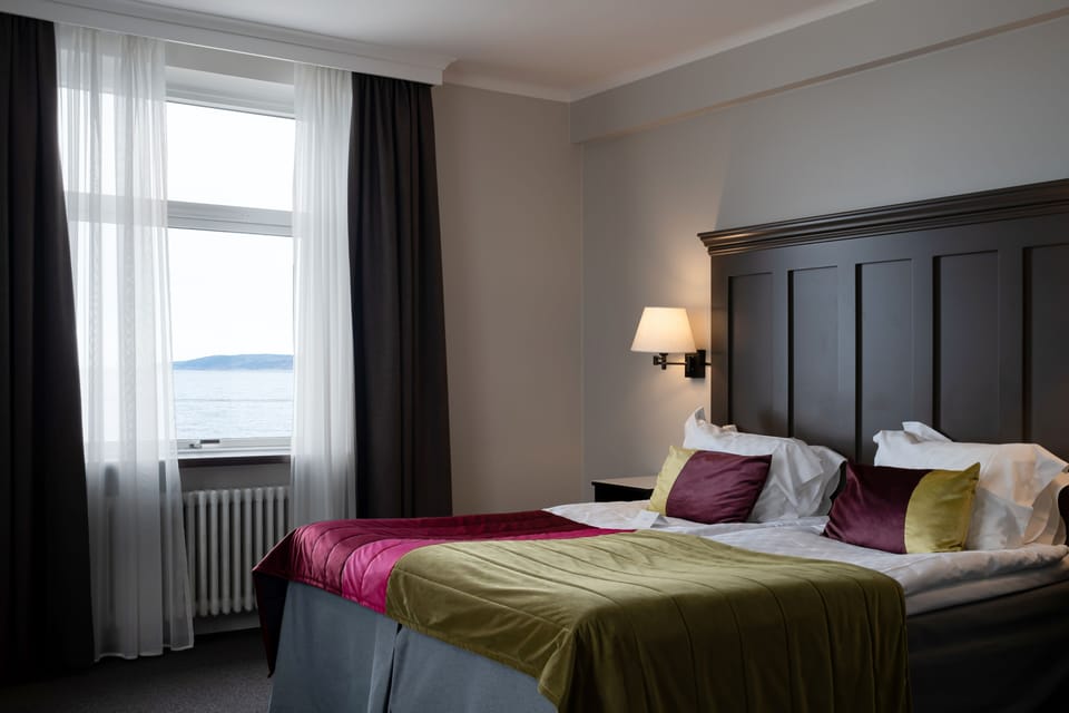 Deluxe Double Room | Minibar, in-room safe, desk, blackout drapes