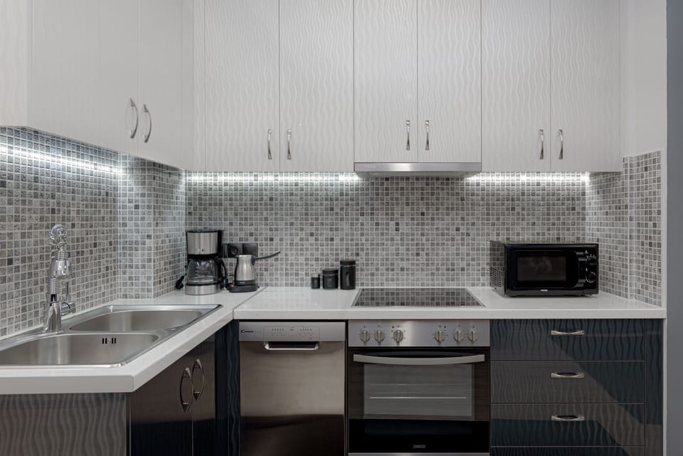Deluxe Apartment, 2 Bedrooms, City View | Private kitchen | Fridge, microwave, oven, stovetop