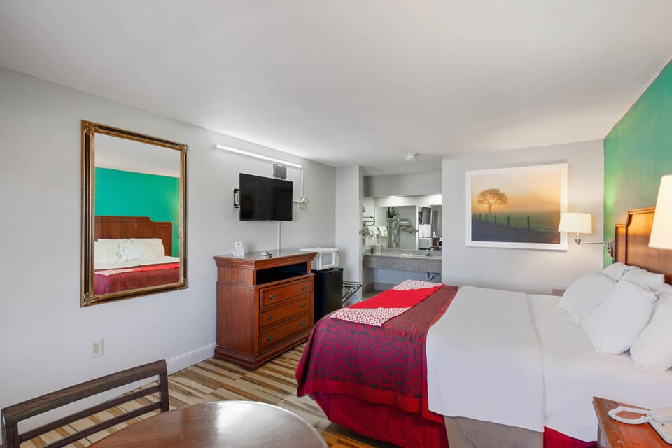 Hypo-allergenic bedding, iron/ironing board, rollaway beds, free WiFi