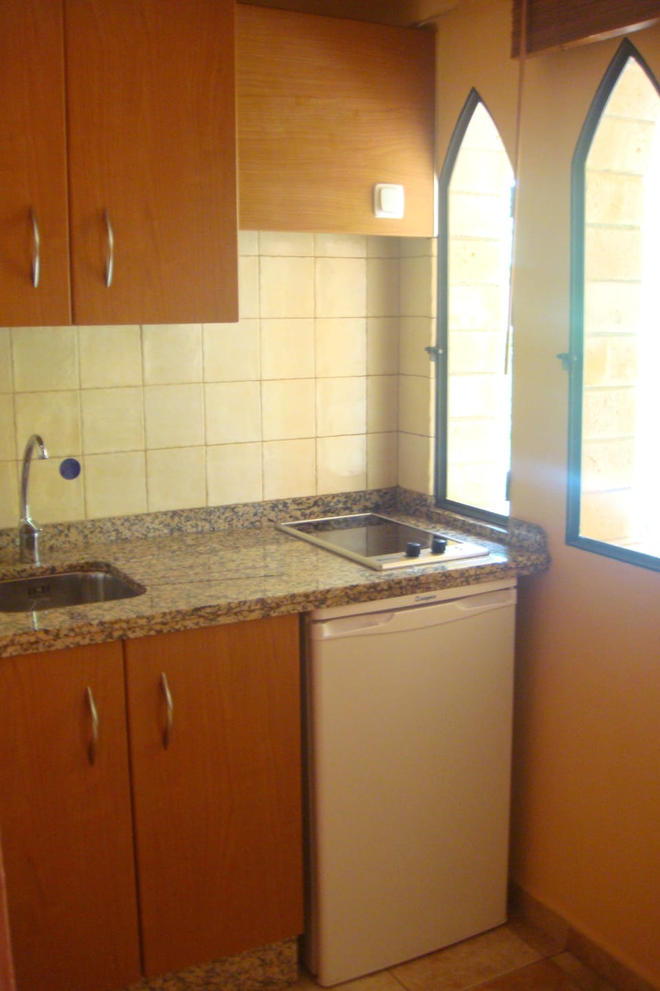 Fridge, stovetop, coffee/tea maker, electric kettle