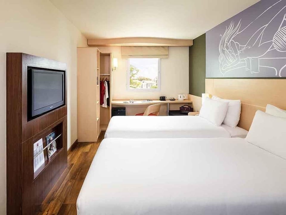 Standard Room, 2 Twin Beds | Premium bedding, in-room safe, desk, soundproofing