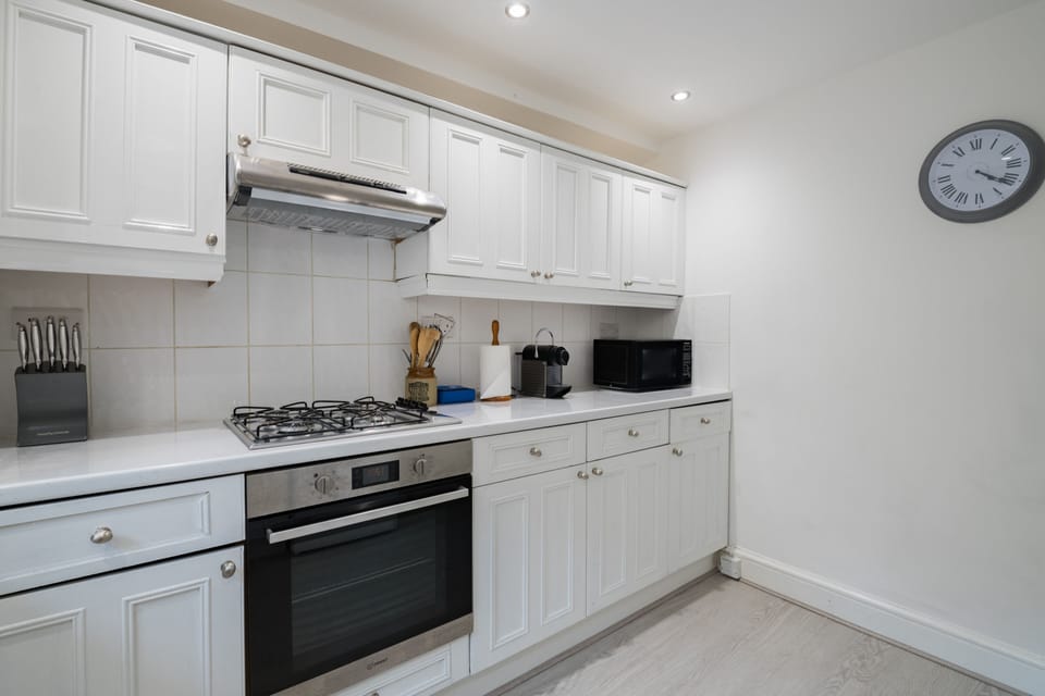 House (2 Bedrooms) | Private kitchen | Fridge, microwave, oven, coffee/tea maker