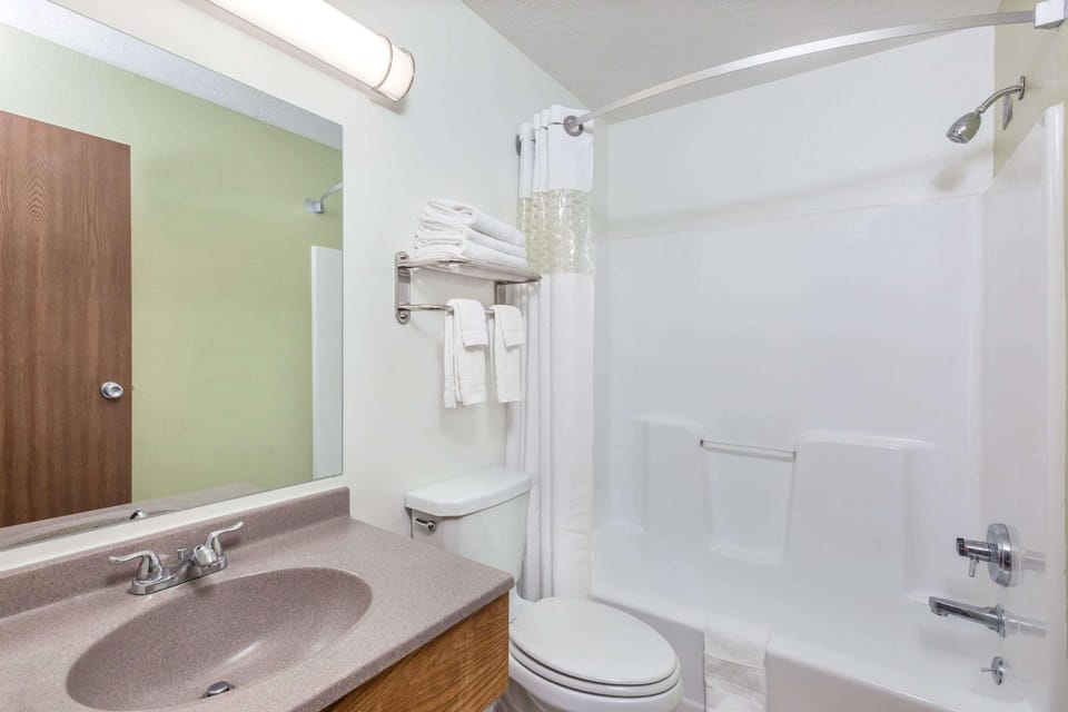 Combined shower/tub, free toiletries, hair dryer, towels
