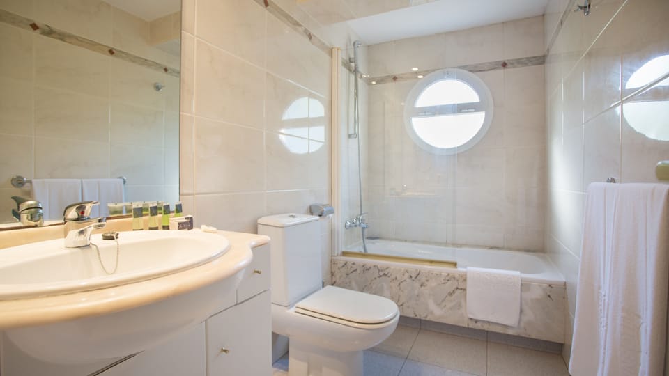 Twin Room | Bathroom | Combined shower/tub, hair dryer, towels, soap