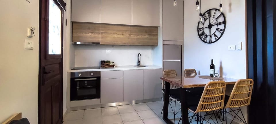 Fridge, oven, stovetop, electric kettle