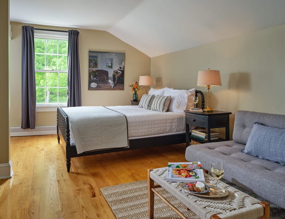 Deluxe Room | Premium bedding, pillowtop beds, iron/ironing board (on request)