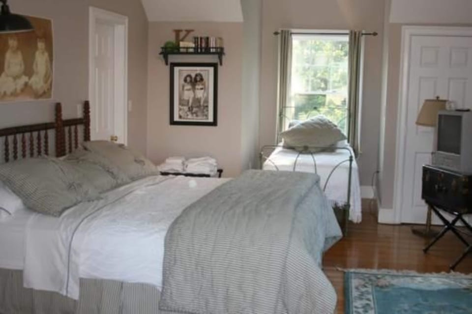 Room (Twinz - King) | Laptop workspace, iron/ironing board, free WiFi, bed sheets